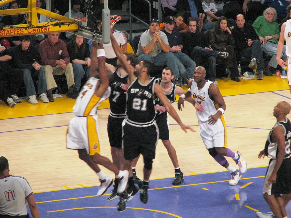 1280px-Spurs_vs_Lakers