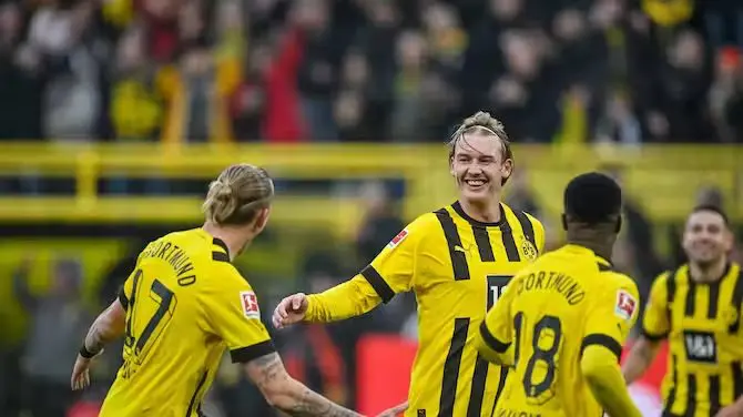 Borussia Dortmund players on the pitch